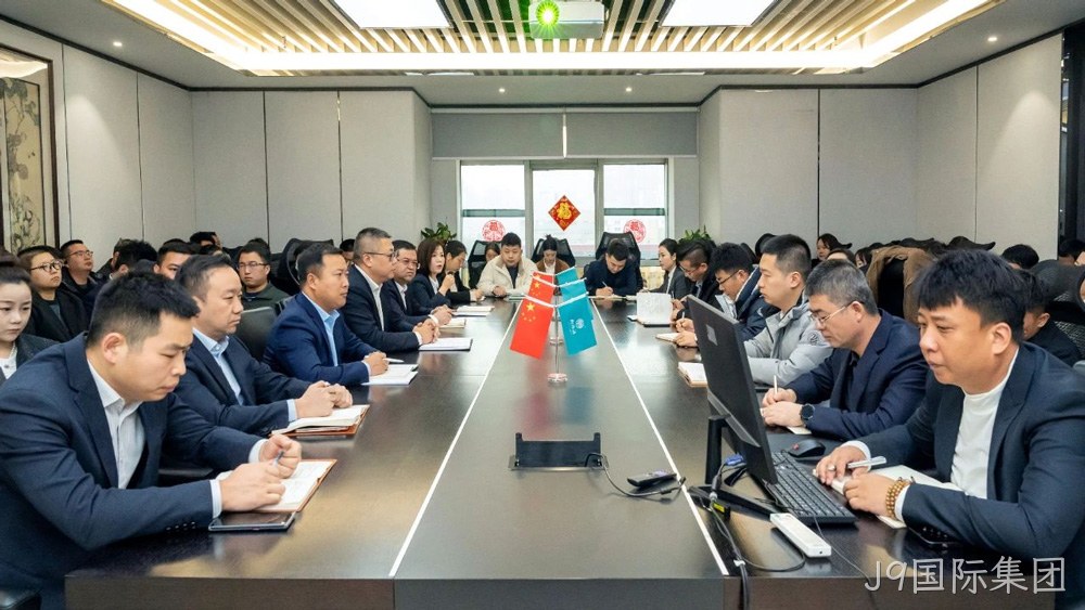 在泸州老窖“中国第一窖”石刻前打卡留念  J9国际集团将继续秉持开放合作的态度，与业界同仁共同探索中国白酒的新高度，共绘酒业美好蓝图，全力打造产品质量更优、品牌影响力更大的现代化白酒企业。