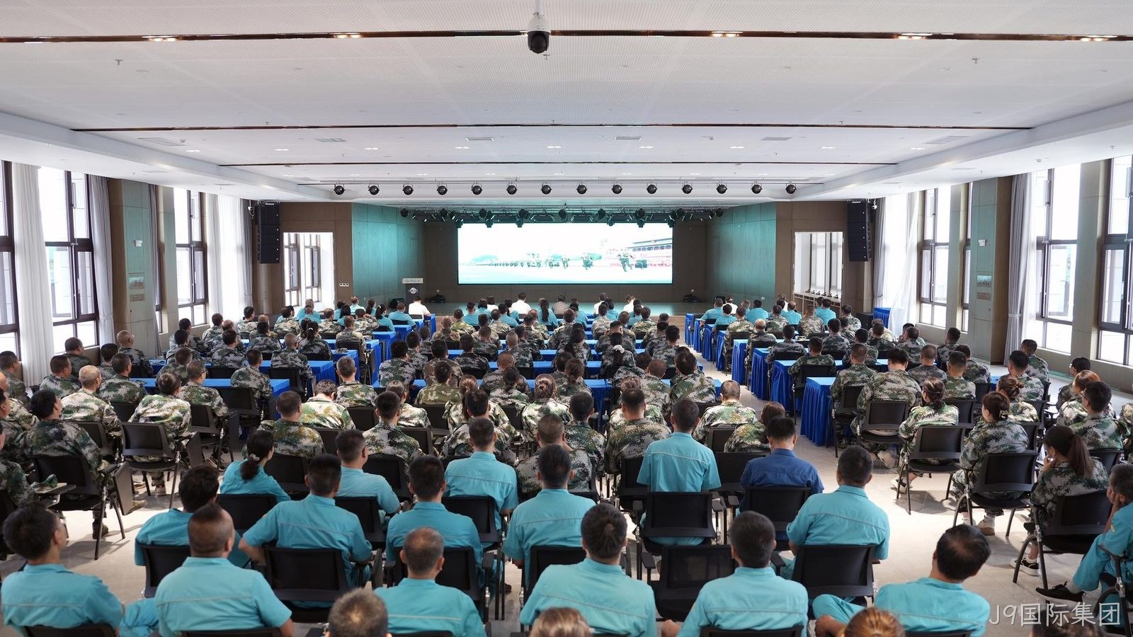 J9国际集团组织全体员工观看抗战胜利80周年阅兵仪式